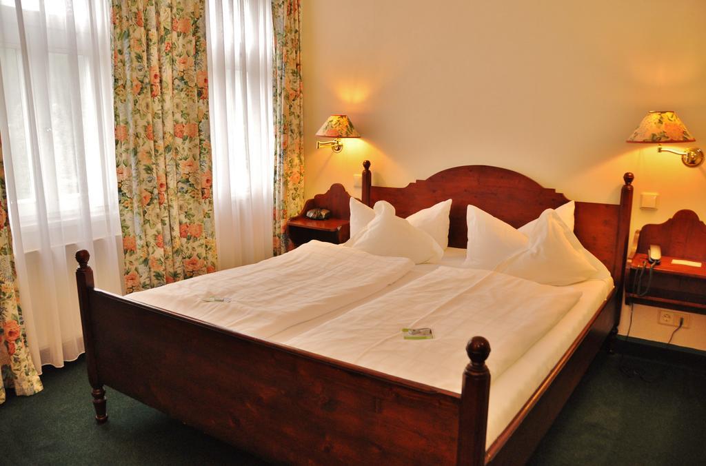 Flair-Hotel Waldfrieden Schwarzatal ภายนอก รูปภาพ